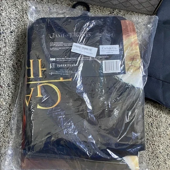 Game of Thrones Blanket & Box Contains-Apron, Banner, Banner Pin, Vinyl Bust NEW - Picture 13 of 13